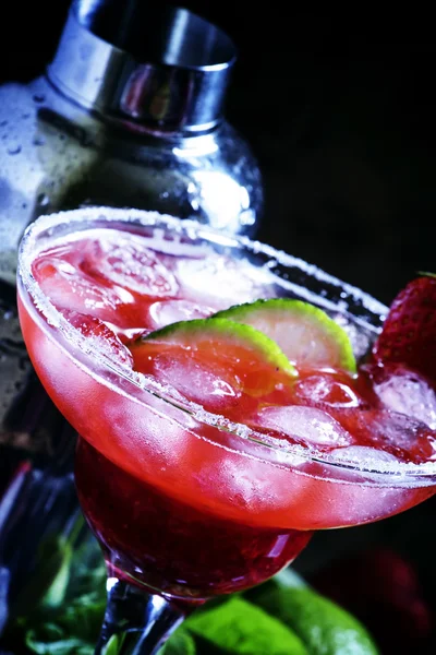 Alcoholic cocktail with strawberry, lime and ice — Stock Photo, Image