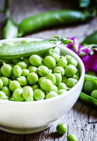 Körner und Schoten von grünen Erbsen — Stockfoto