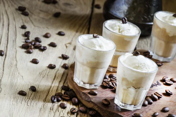 Verano postre refrescante con café y helado de vainilla — Foto de Stock