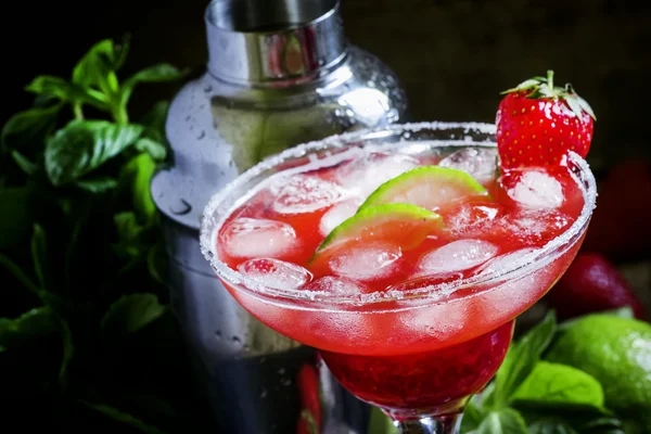 Alkoholischer Cocktail mit Erdbeere, Limette und Eis — Stockfoto