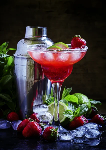 Coquetel alcoólico com morango, limão e gelo — Fotografia de Stock