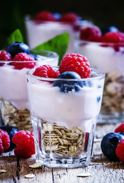 Postre de bayas dulces con avena, yogur, arándanos y frambuesas —  Fotos de Stock