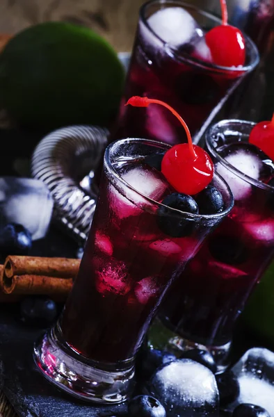 Berry alkoholhaltiga cocktail — Stockfoto