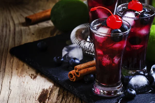 Berry alcoholic cocktail — Stock Photo, Image