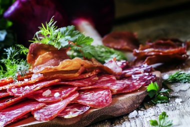 Otlar ve baharatlar ile sosis tabağı 