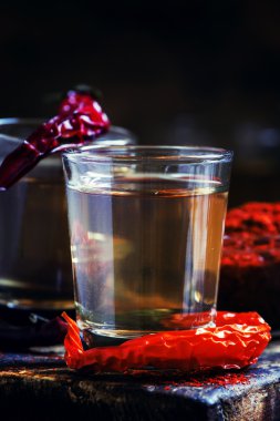 Biber ile geleneksel Ukrayna votka 