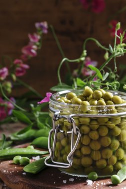 Bir cam kavanoza konserve bezelye