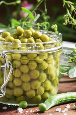 Bir cam kavanoza konserve bezelye