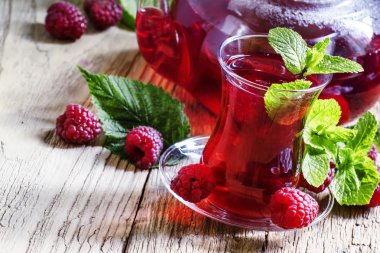 Yararlı Ahududu Çay nane ile