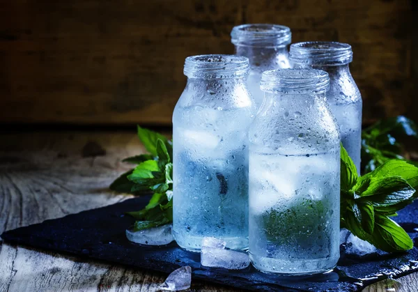 Acqua minerale molto fredda con ghiaccio — Foto Stock