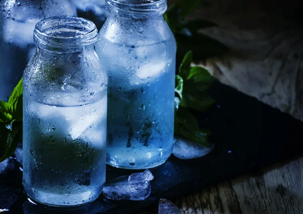 Acqua minerale molto fredda con ghiaccio — Foto Stock