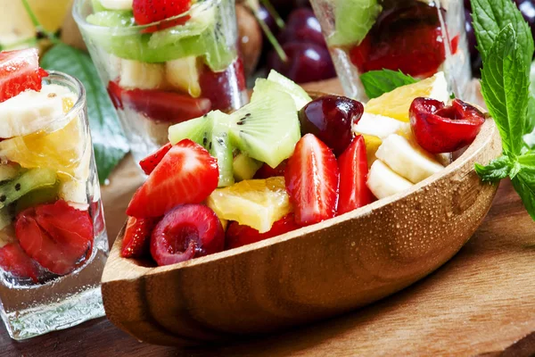 Salade de fruits mélangés diététiques aux fruits et aux baies — Photo