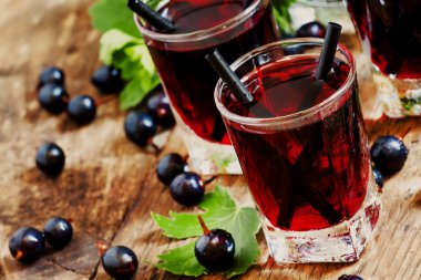 Siyah frenk üzümü meyveleri ile kokteyl