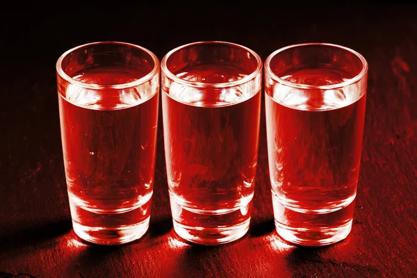 Vodka ruso frío sobre un fondo oscuro — Foto de Stock