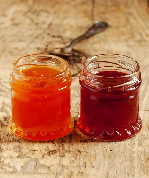 Deux sortes de confiture maison à base de fraises et d'abricots — Photo