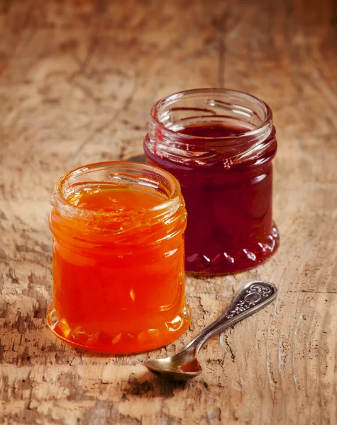 Deux sortes de confiture maison à base de fraises et d'abricots — Photo