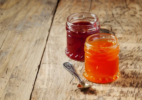 Two kinds of home-made jam from strawberry and apricot — Stock Photo, Image