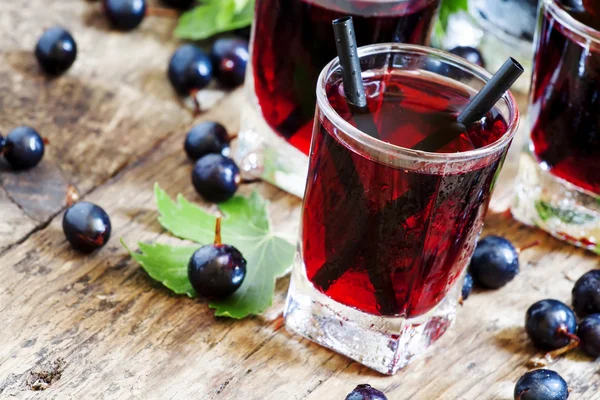 Чорний смородиновий коктейль з ягодами — стокове фото