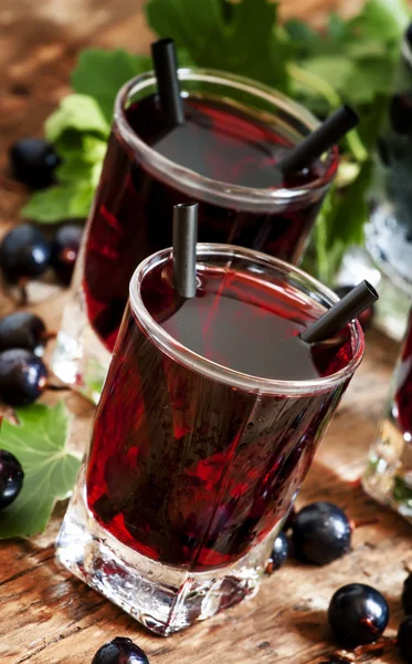 Svarta vinbär cocktail med bär — Stockfoto