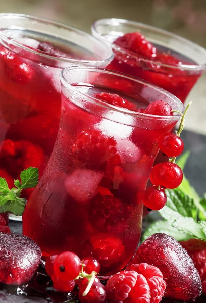 Cold red tea with currants and raspberries — Stock Photo, Image