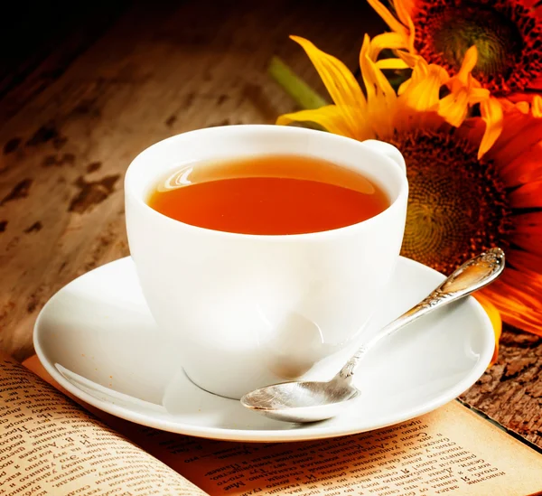 Xícara de chá preto, girassóis — Fotografia de Stock