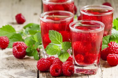 Ahududu ve nane ile kırmızı serinletici kokteyl