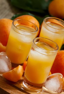 Taze kayısı suyu ve nane ile kayısı 