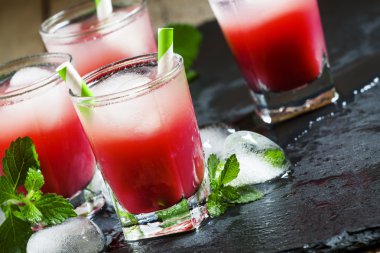 Soğuk kırmızı buz ve nane ile kokteyl 