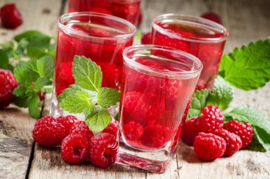 Ahududu ve nane ile kırmızı serinletici kokteyl