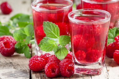 Ahududu ve nane ile kırmızı serinletici kokteyl