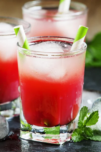 Cold red cocktail with ice and mint — Stock Photo, Image