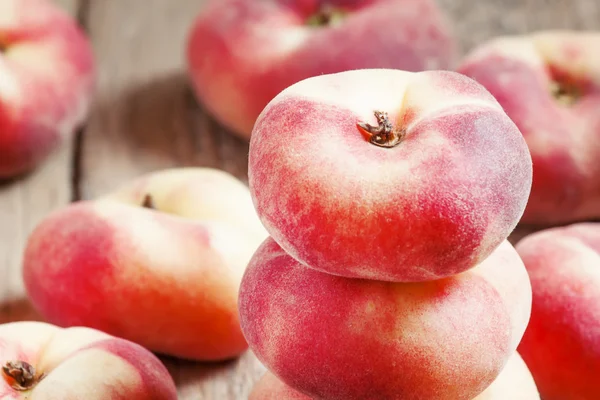 Höhepunkt der reifen rosa Pfirsiche — Stockfoto