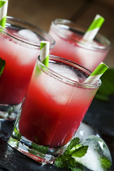 Kall red cocktail med is och mynta — Stockfoto