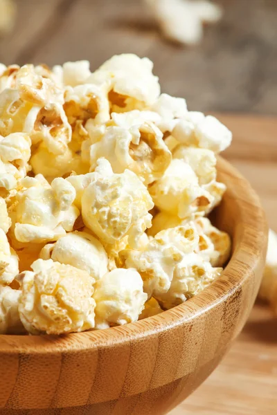 Zoete karamel popcorn in een houten kom — Stockfoto