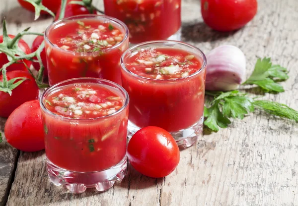 Традиционный томатный суп гаспачо — стоковое фото