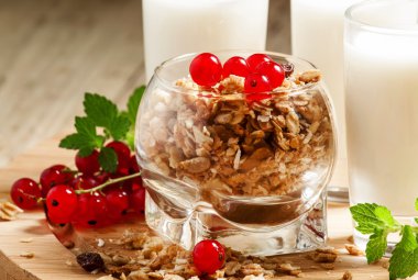 Sağlıklı kahvaltı ile müsli, süt ve Frenk üzümü