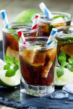 Cuba Libre limon, nane ve buz ile