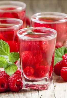 Ahududu ve nane ile kırmızı serinletici kokteyl