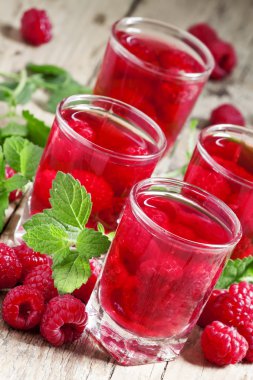 Ahududu ve nane ile kırmızı serinletici kokteyl