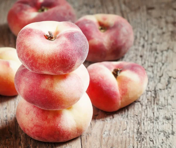 Höhepunkt der reifen rosa Pfirsiche — Stockfoto