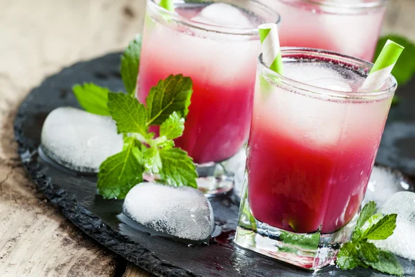 Cold red cocktail with ice and mint — Stock Photo, Image