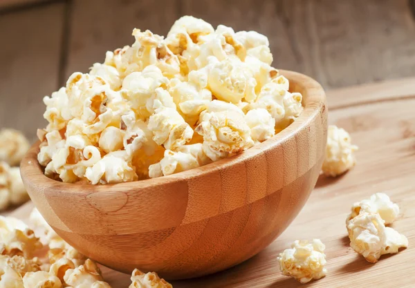 Süßes Karamell-Popcorn in einer Holzschüssel — Stockfoto