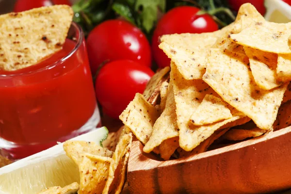 Nachos in ciotola di legno con salsa — Foto Stock