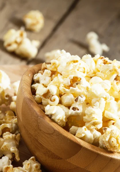 Süßes Karamell-Popcorn in einer Holzschüssel — Stockfoto