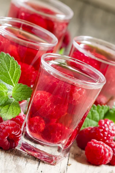 Coquetel refrescante vermelho com framboesa e hortelã — Fotografia de Stock