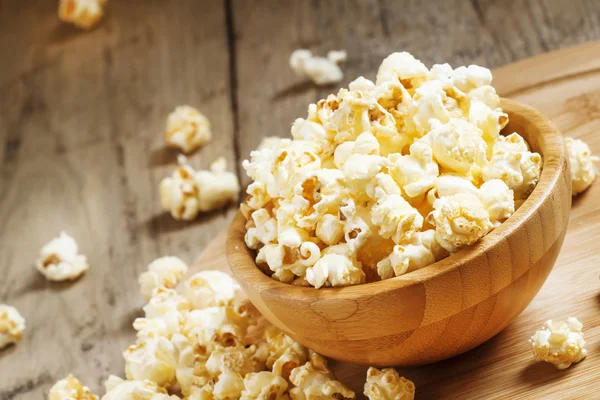 Süßes Karamell-Popcorn in einer Holzschüssel — Stockfoto