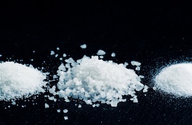 Üç tür karanlık taş zemin üzerine tuz