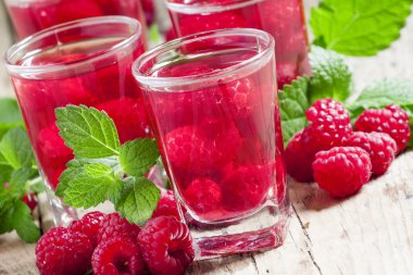 Ahududu ve nane ile kırmızı serinletici kokteyl