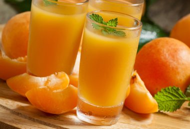 Taze kayısı suyu ve nane ile kayısı 