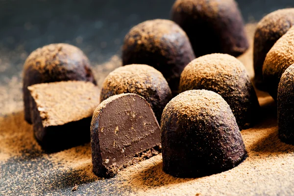 Tartufi di cioccolato fatti in casa con cacao in polvere — Foto Stock